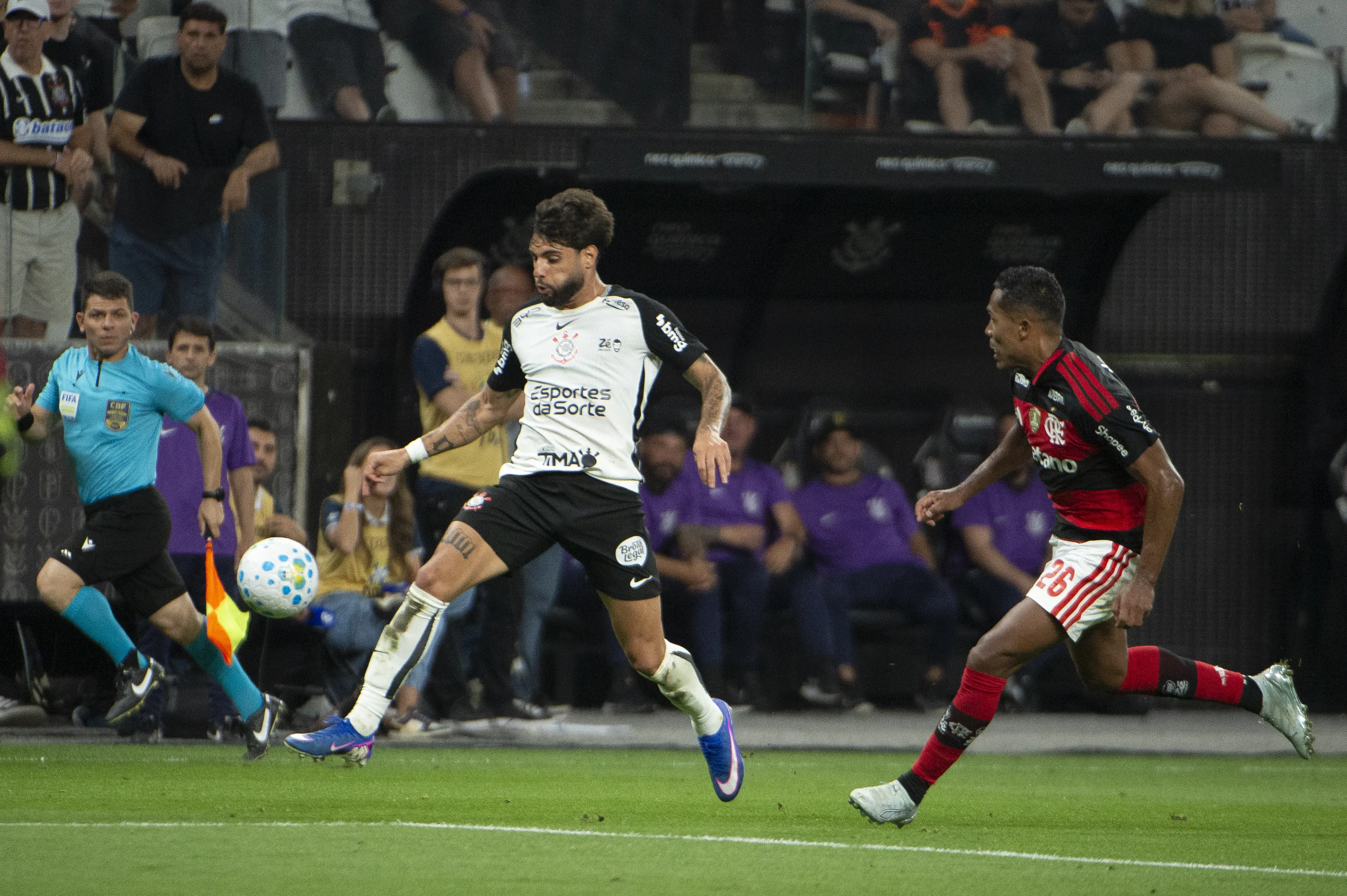 Yuri Alberto jogador do Corinthians disputa lance com Alex Sandro jogador do Flamengo durante partida no estadio Arena Corinthians pelo campeonato Brasileiro A 2026. Foto: Anderson Romao/AGIF
