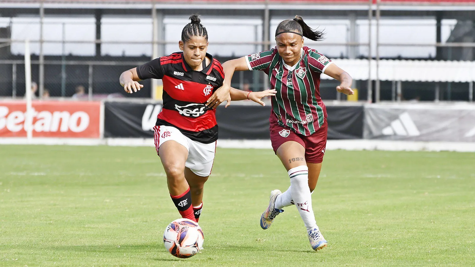 Fluminense e Flamengo em clássico pelo Brasileirão Feminino Sub-20