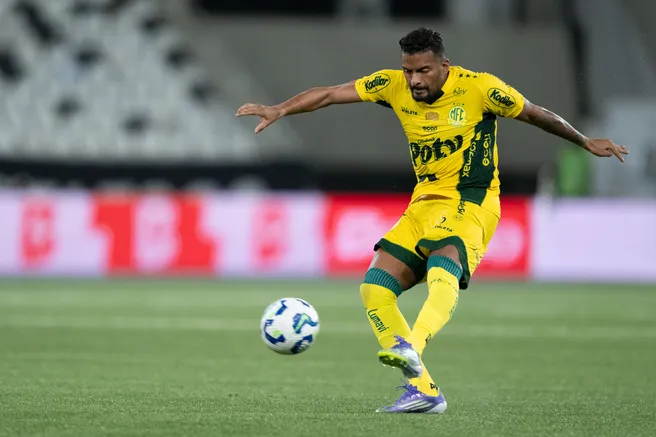 Reinaldo jogador do Mirassol durante partida contra o Botafogo. Foto: Jorge Rodrigues/AGIF