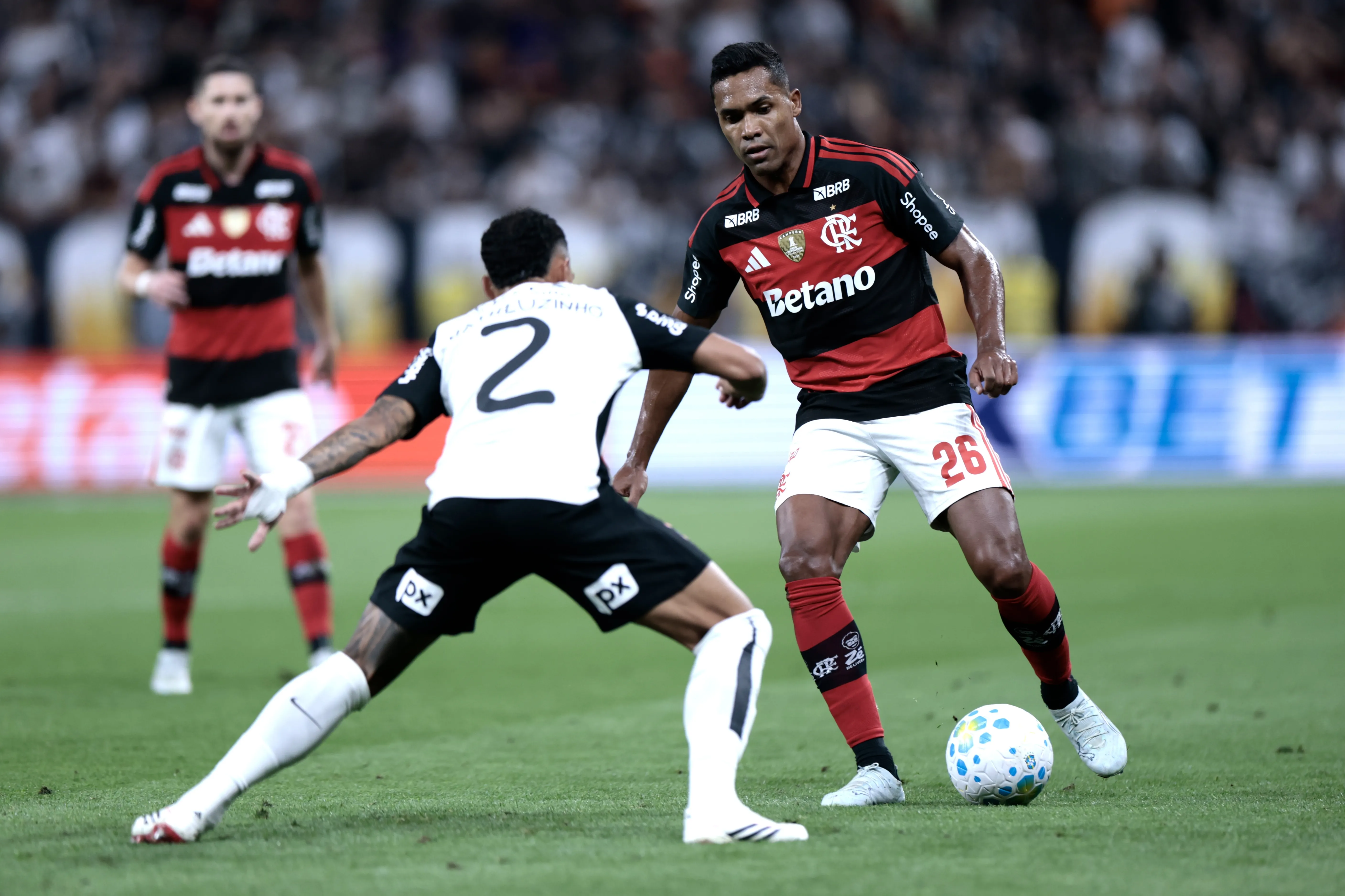 Alex Sandro na partida diante do Corinthians. Foto: Marcello Zambrana/AGIF