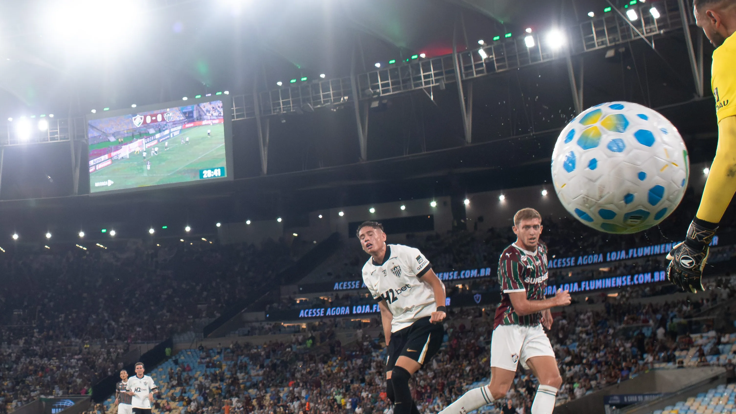 Rodrigo Castillocabeceia para marcar seu gol da vitória sobre o Atletico-MG.  Foto: Jorge Rodrigues/AGIF