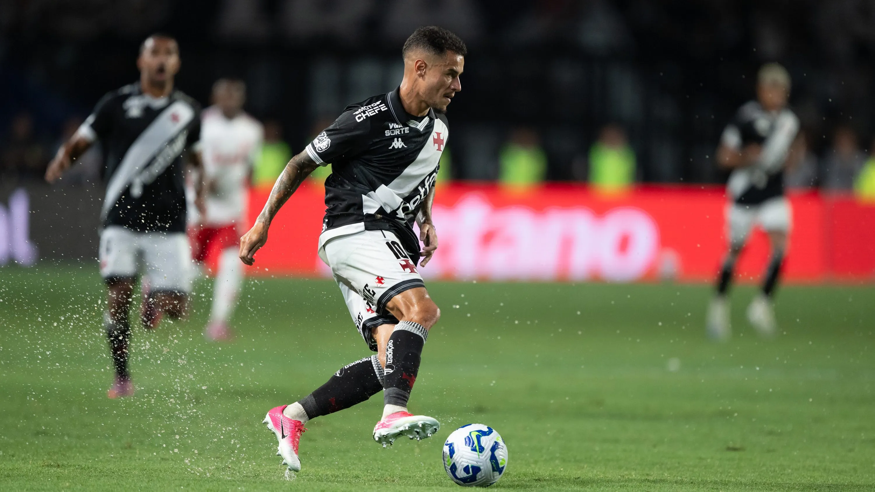 Coutinho optou por sair do Vasco recentemente - Foto: Jorge Rodrigues/AGIF.