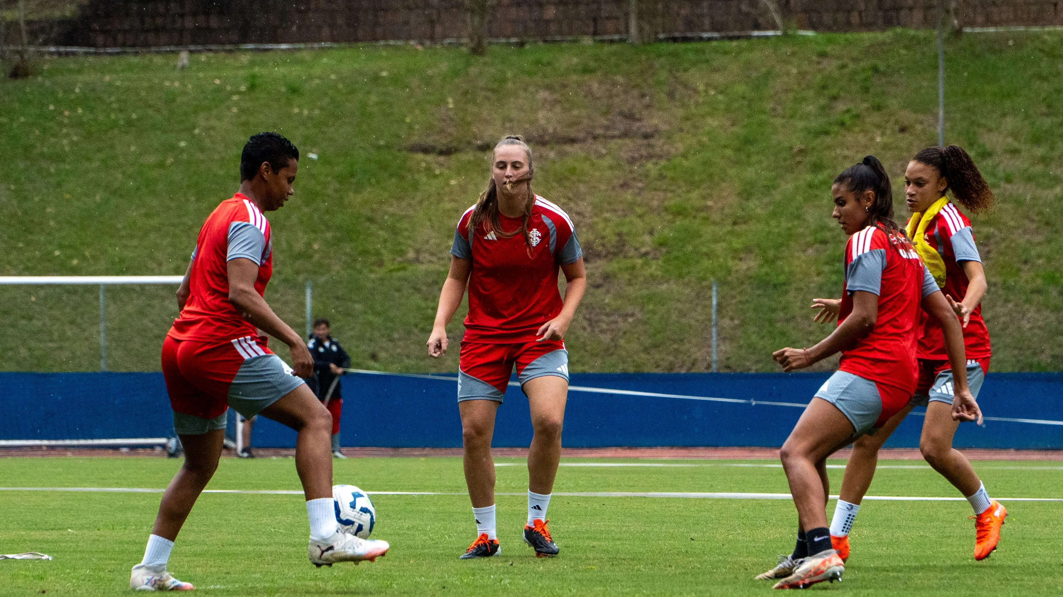 Elenco feminino do Internacional em treinamento
