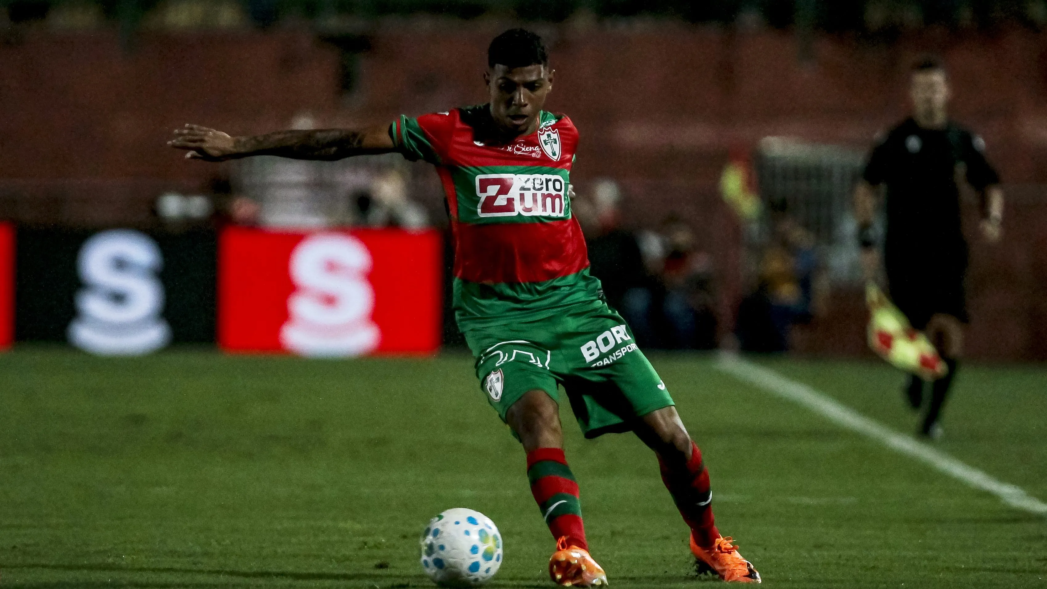 Maceió brilhou pelo Fluminense - Foto: Marco Miatelo/AGIF.