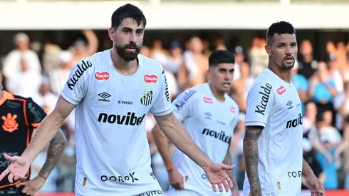 Luan Peres e Zé Ivaldo durante partida do Santos no Brasileirão - Foto: Jota Erre/AGIF