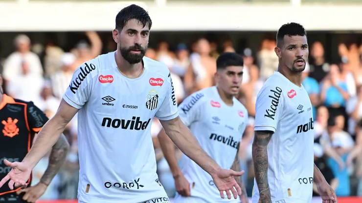 Luan Peres e Zé Ivaldo durante partida do Santos no Brasileirão - Foto: Jota Erre/AGIF
