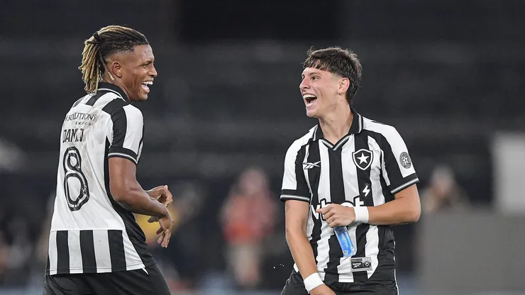 - Danilo jogador do Botafogo comemora seu gol com Montoro