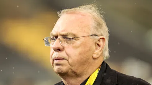 Osmar Stabile durante partida contra o Palmeiras pelo Brasileirão Feminino.