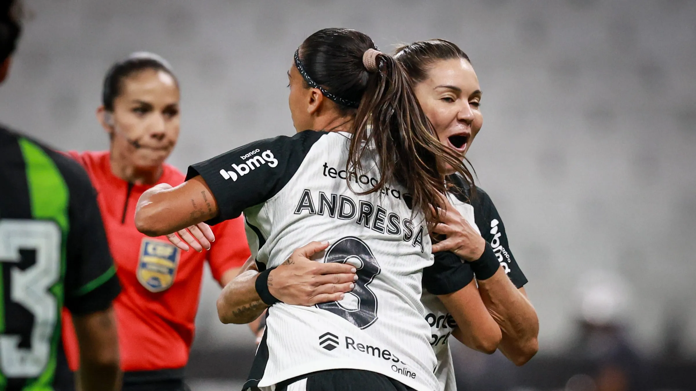 Andressa e Gabi Zanotti celebram gol pelo Corinthians