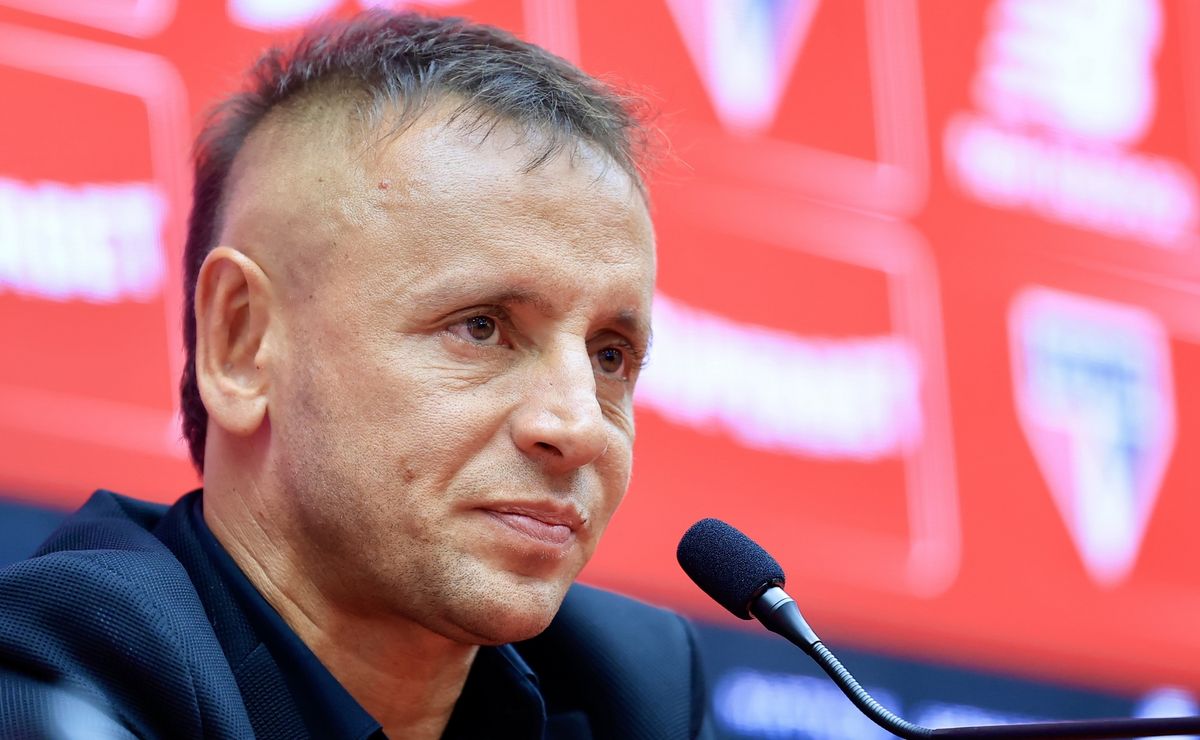 Cicinho vê Rafinha caindo em contradição ao explicar contratação de Roger Machado pelo São Paulo