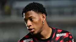 Plata, jogador do Flamengo, durante aquecimento antes da partida contra o Sao Paulo no estadio Vila Belmiro pelo campeonato Brasileiro A 2025. Foto: Jota Erre/AGIF