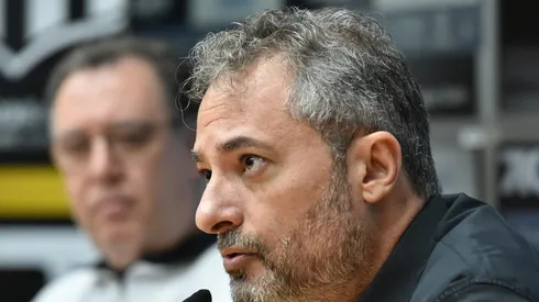 Mattos durante coletiva de imprensa na Vila Belmiro.