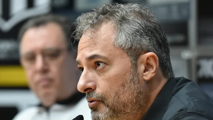 Mattos durante coletiva de imprensa na Vila Belmiro.