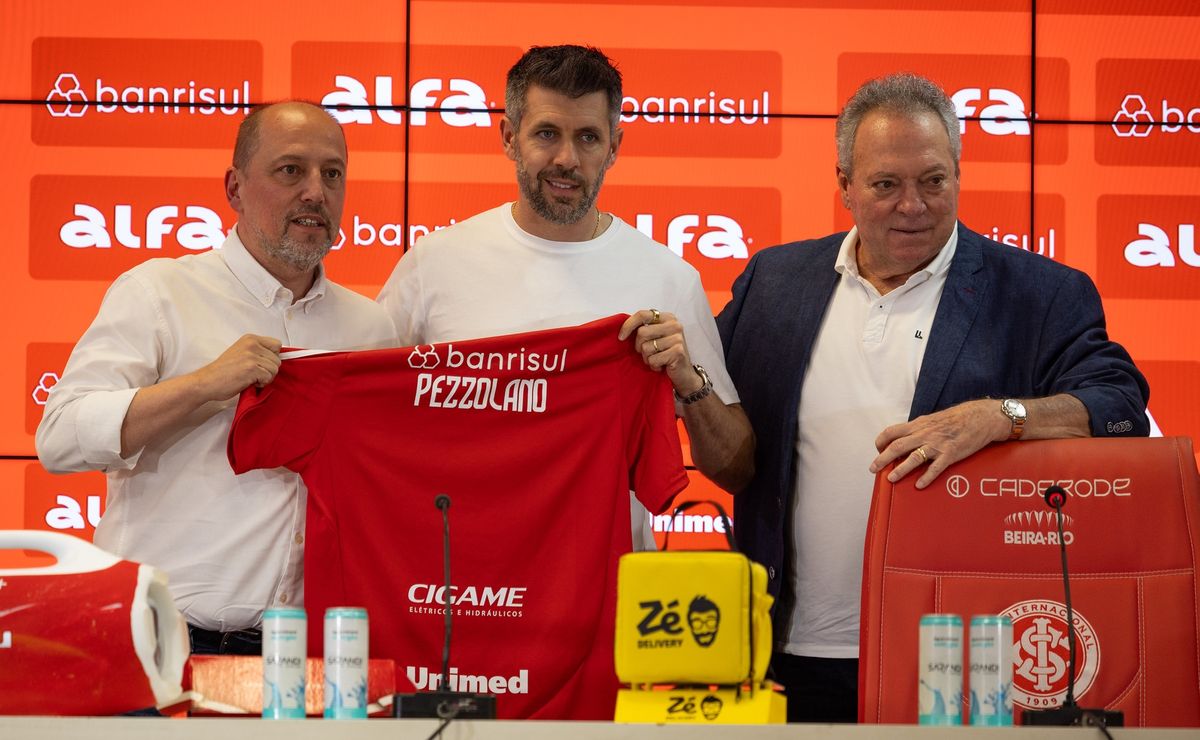 Abel Braga é figura destacada no vestiário do Internacional durante arrancada no Brasileirão