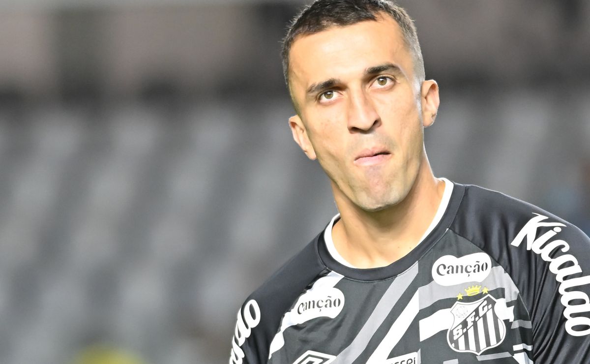 Santos não recebe propostas oficiais por João Schmidt e volante segue nos planos mesmo com sondagens recentes