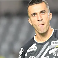 João Schmidt segue no Santos sem proposta oficial