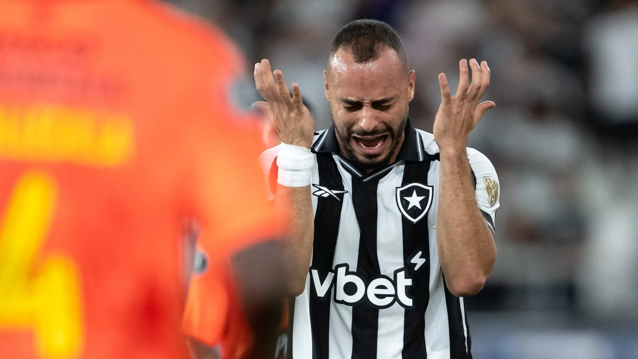 Arthur Cabral ainda pode sair do Botafogo - Foto: Jorge Rodrigues/AGIF.