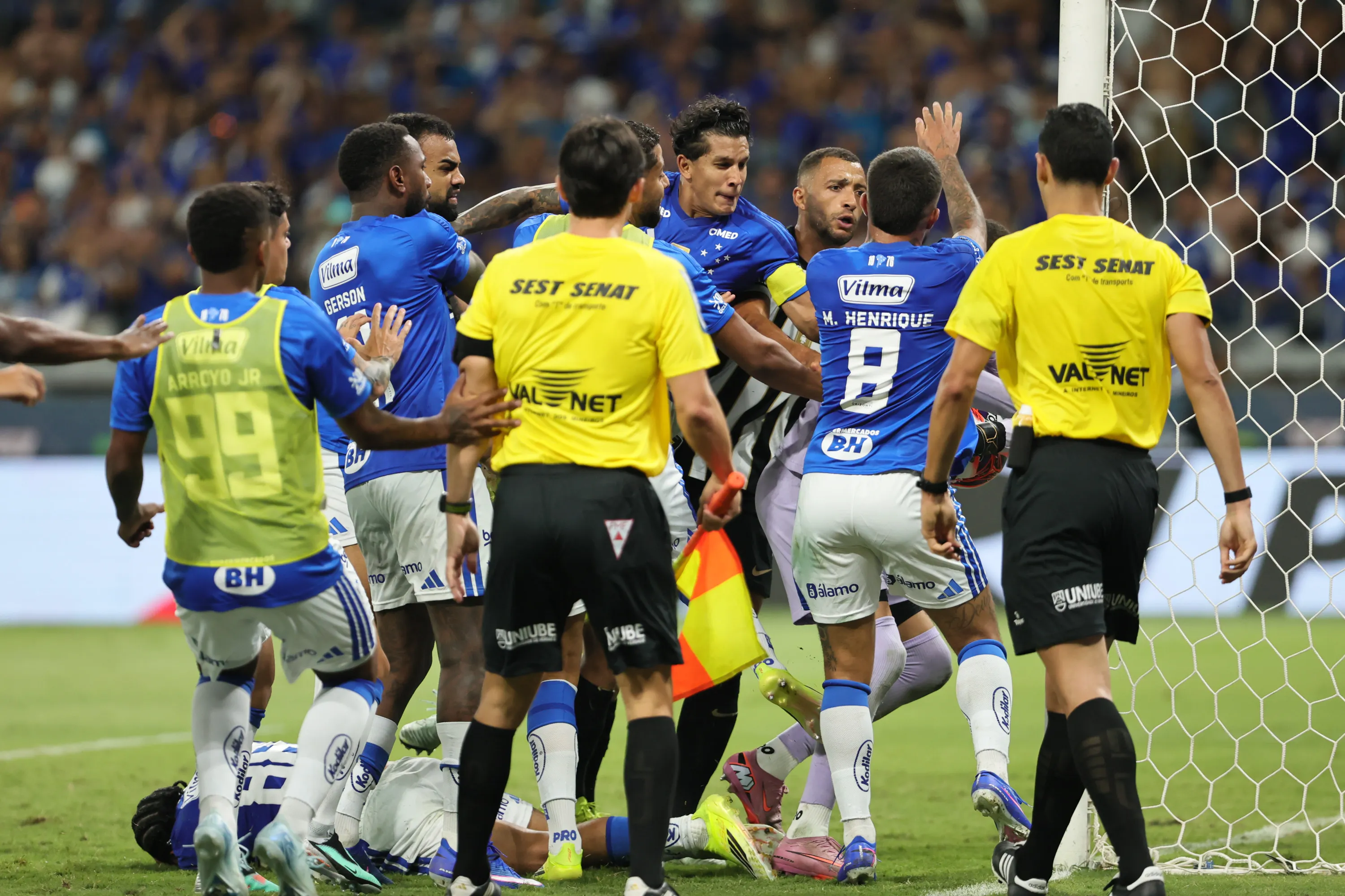 O início da confusão entre os jogadores. Foto: Gilson Lobo/AGIF