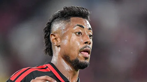 Bruno Henrique jogador do Flamengo disputa lance com jogador do Internacional durante partida no estadio Maracana pelo campeonato Brasileiro A 2026. Foto: Thiago Ribeiro/AGIF