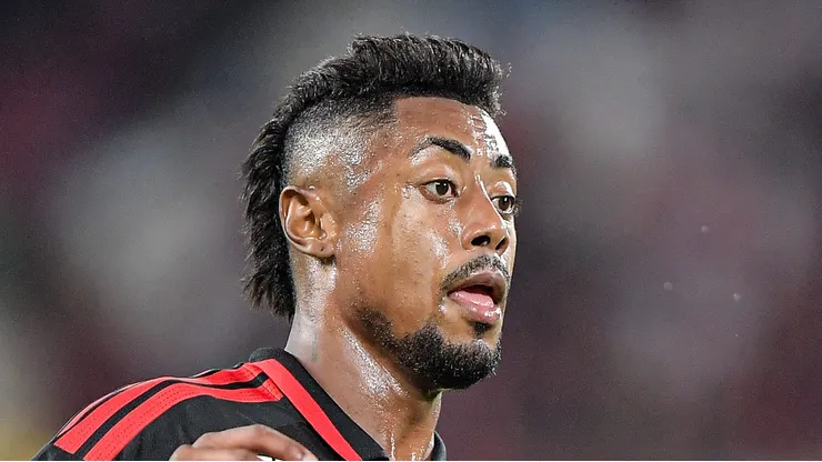 Bruno Henrique jogador do Flamengo disputa lance com jogador do Internacional durante partida no estadio Maracana pelo campeonato Brasileiro A 2026. Foto: Thiago Ribeiro/AGIF