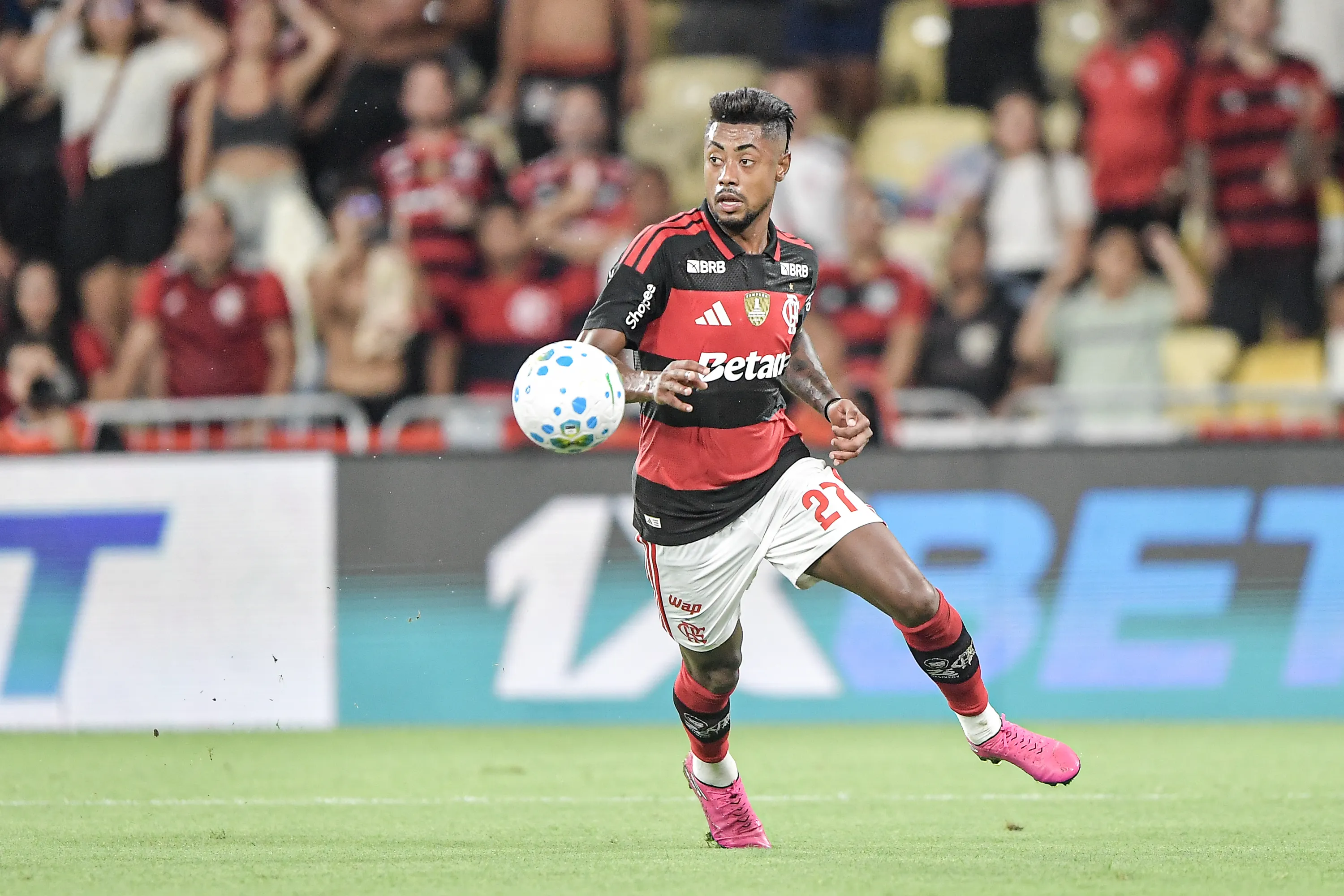 Bruno Henrique jogador do Flamengo durante partida contra o Internacional no estadio Maracana pelo campeonato Brasileiro A 2026. Foto: Thiago Ribeiro/AGIF