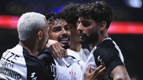 Matheus Bidu (ao centro) foi tentado recentemente pelo Flamengo, mas Timão fechou a porta