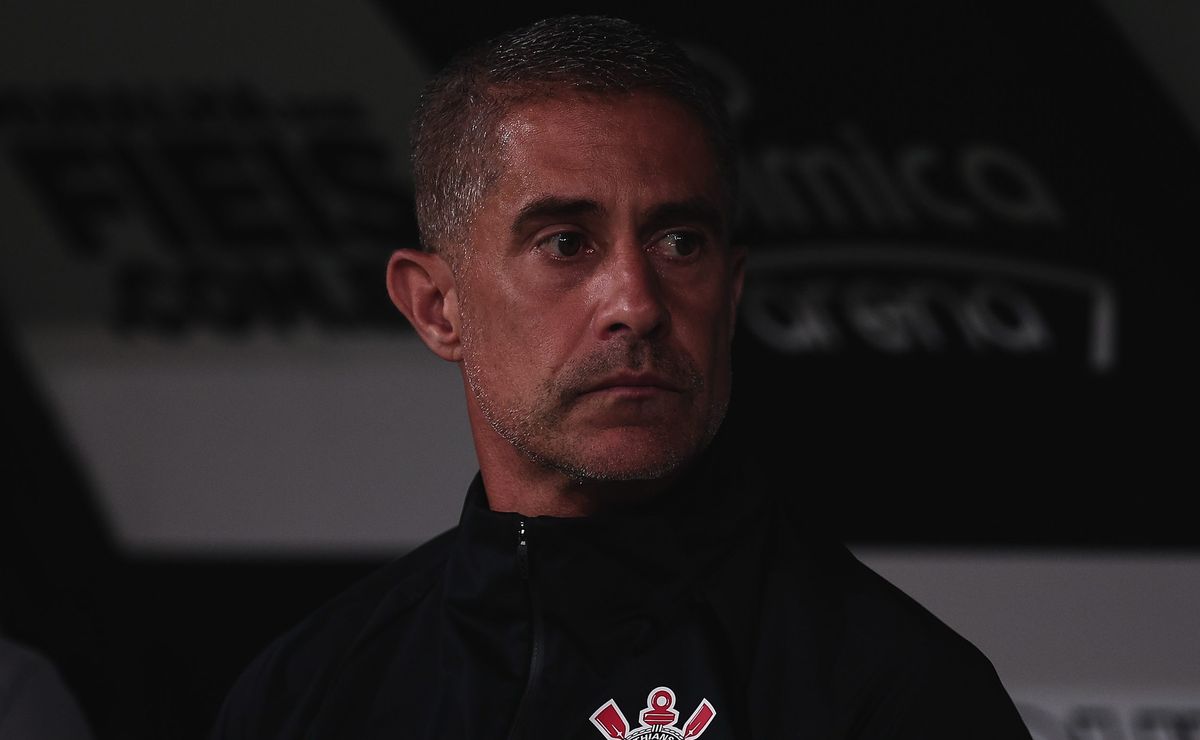 Ex-Corinthians, Sylvinho tenta pela Albânia ser o único treinador brasileiro na Copa do Mundo