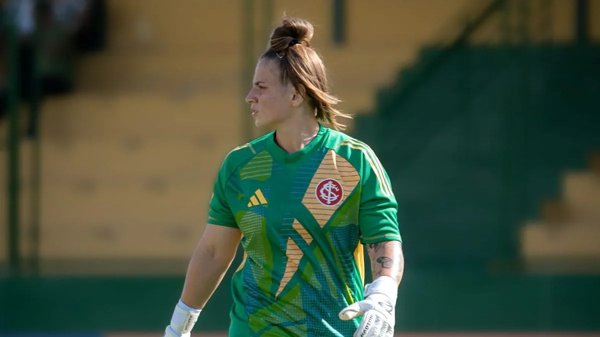 Goleira Gabi Barbieri em campo pelo Internacional