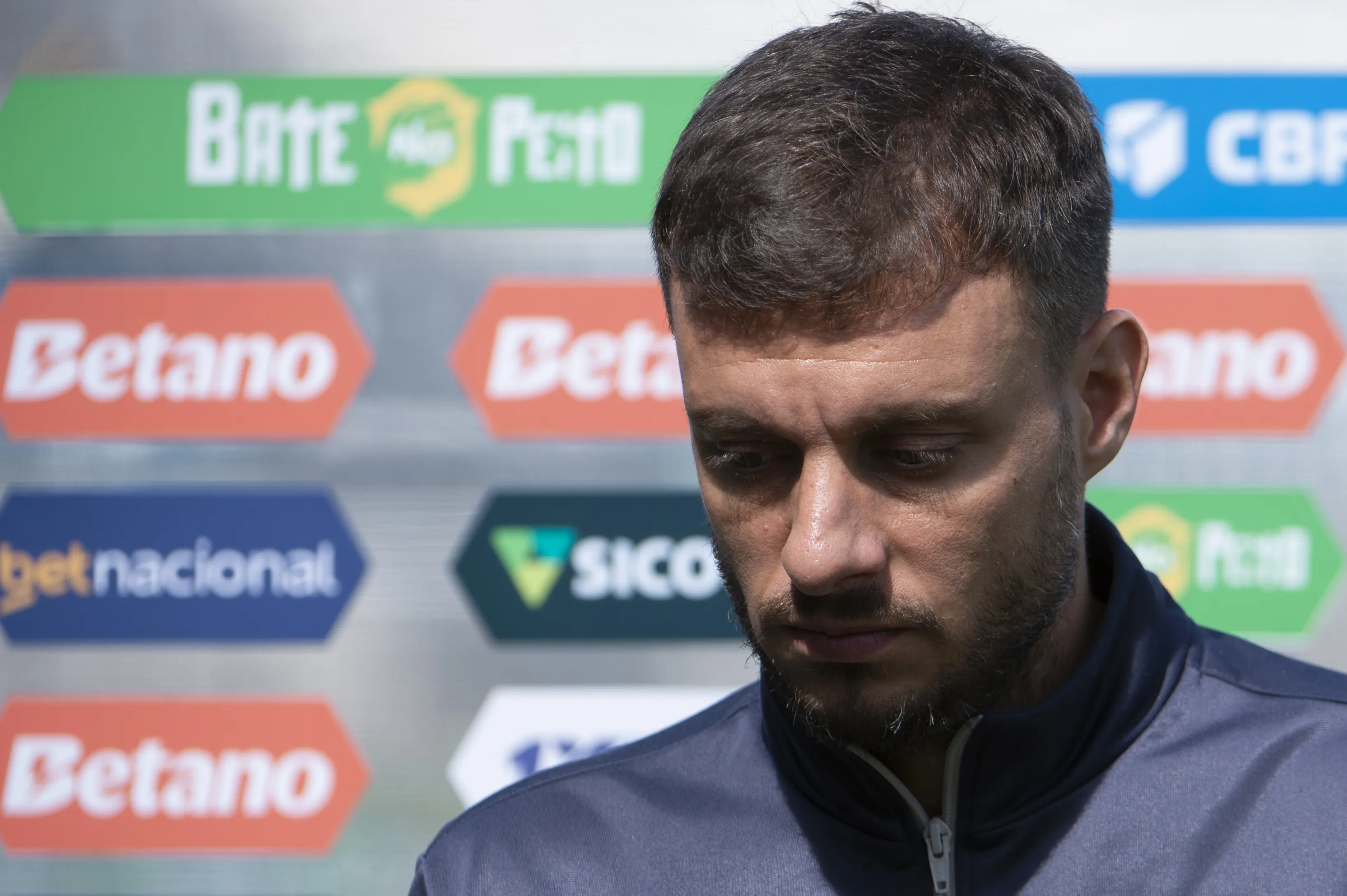 Martin Anselmi tecnico do Botafogo durante partida contra o Bragantino no estadio Cicero De Souza Marques pelo campeonato Brasileiro A 2026. Foto: Anderson Romao/AGIF