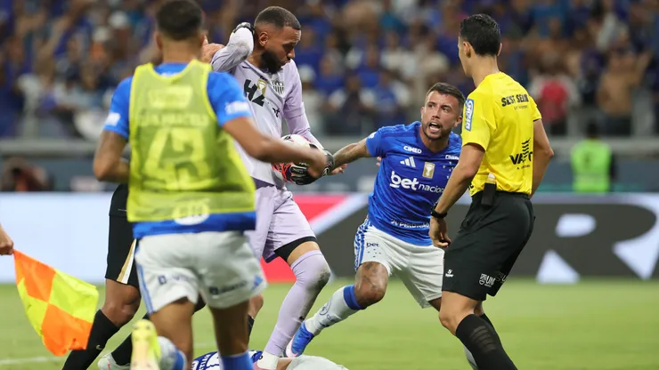 Matheus Henrique jogador do Cruzeiro em lance da briga generalizada com Everson ao final da partida no estadio Mineirao pelo campeonato Mineiro 2026. Foto: Gilson Lobo/AGIF