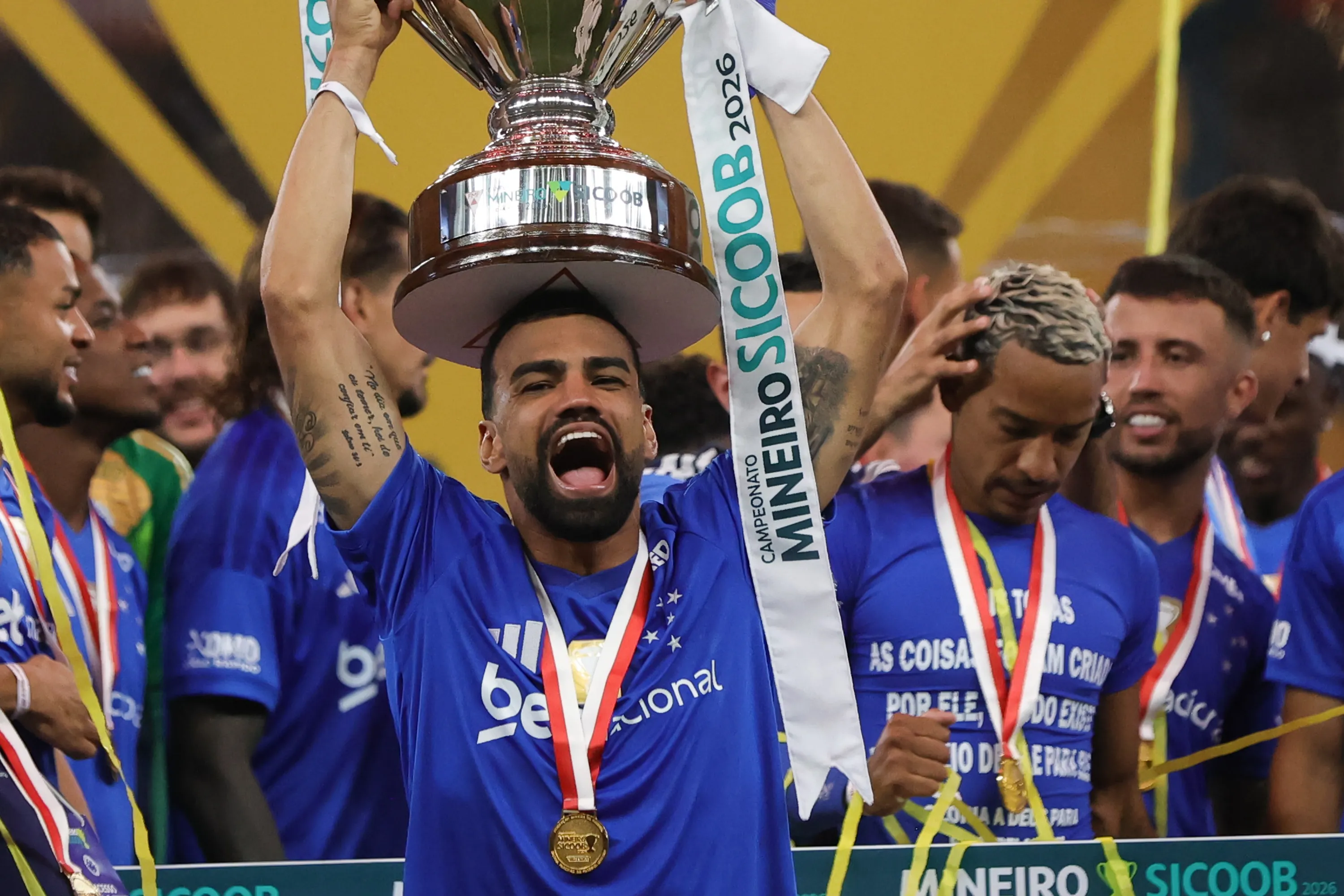 Fabricio Bruno Jogador do Cruzeiro comemora titulo de campeao durante cerimonia de premiacao apos vitoria contra o Atletico em partida no estadio Mineirao pela decisao do campeonato Mineiro 2026. Foto: Gilson Lobo/AGIF