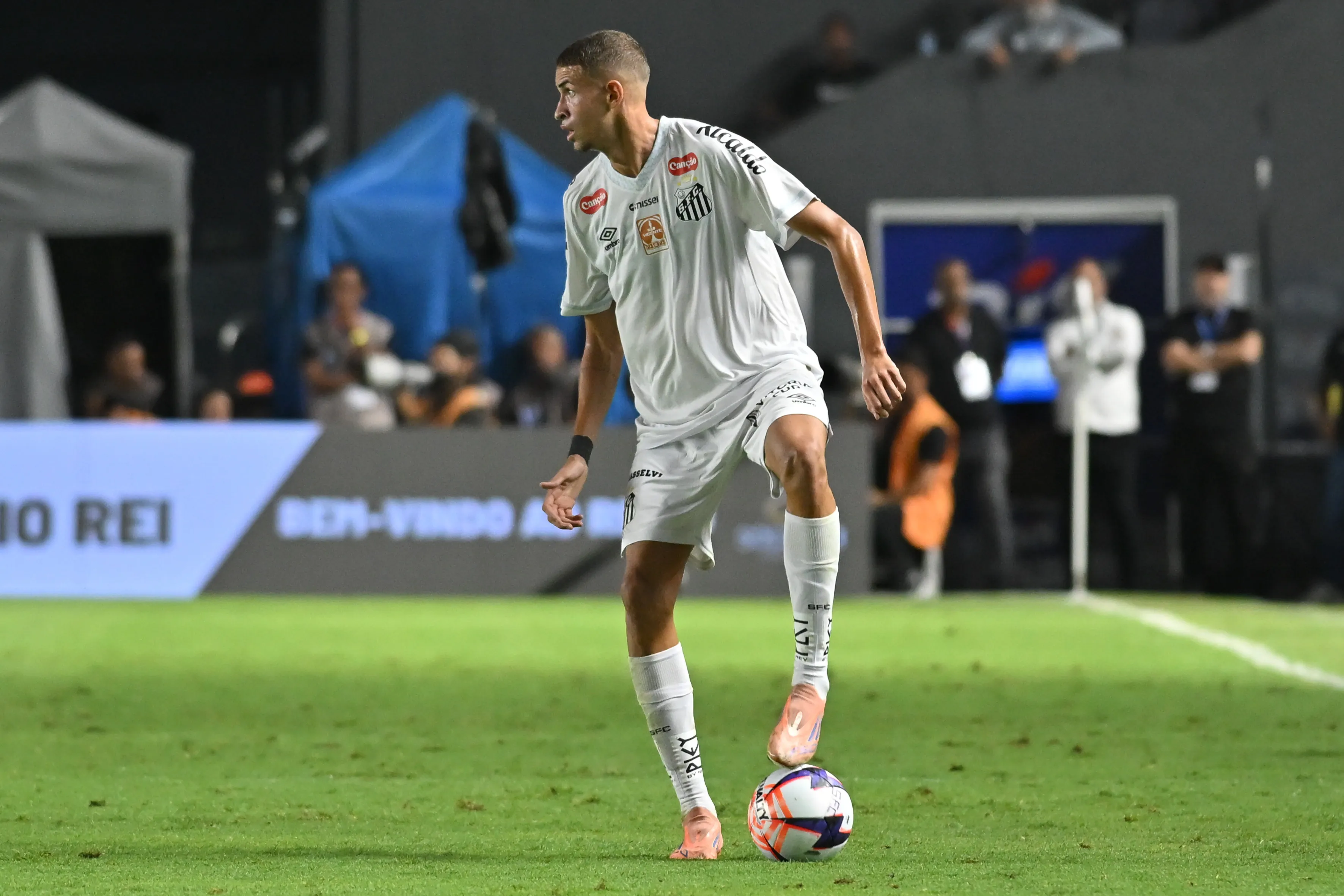 Vinicius Lira sofre uma grave lesão no joelho. Foto: Jota Erre/AGIF