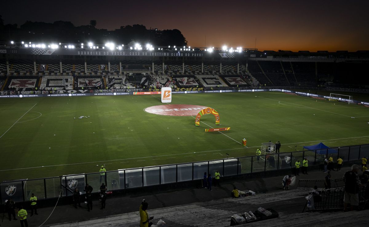Vasco intensifica cuidados no gramado de São Januário durante pausa da Data Fifa