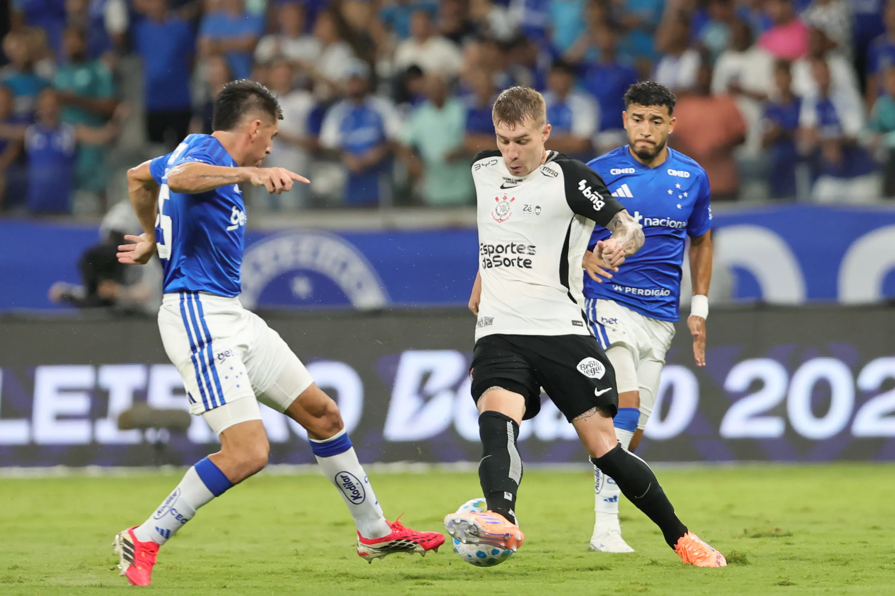 Charles jogador do Corinthians durante partida contra o Cruzeiro no estadio Mineirao pelo campeonato Brasileiro A 2026. Foto: Gilson Lobo/AGIF