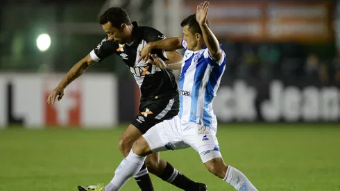 Nene do Vasco disputa bola com Ricardo Capanema do Paysandu. Foto: Pedro Martins/AGIF