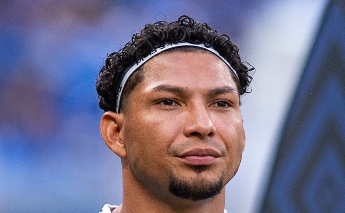 Cuca reencontra Rony e inicia missão de recuperar o futebol do atacante contratado pelo Santos