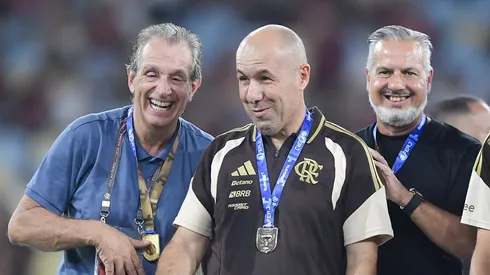 Bap comemorando título estadual com Boto e Leonardo Jardim