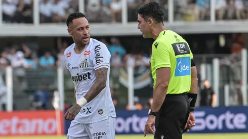 Neymar é um dos oito jogadores do Santos pendurados no Brasileiro