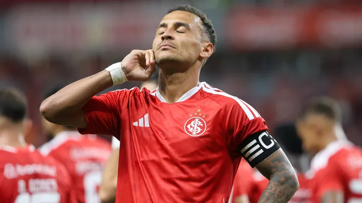 Internacional de Alan Patrick vem jogando sem patrocinador máster na camisa