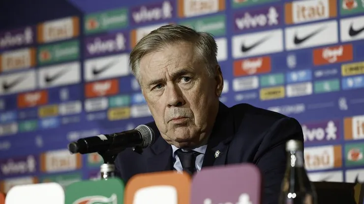 Ancelotti durante partida entrevista concedida como técnico do Brasil