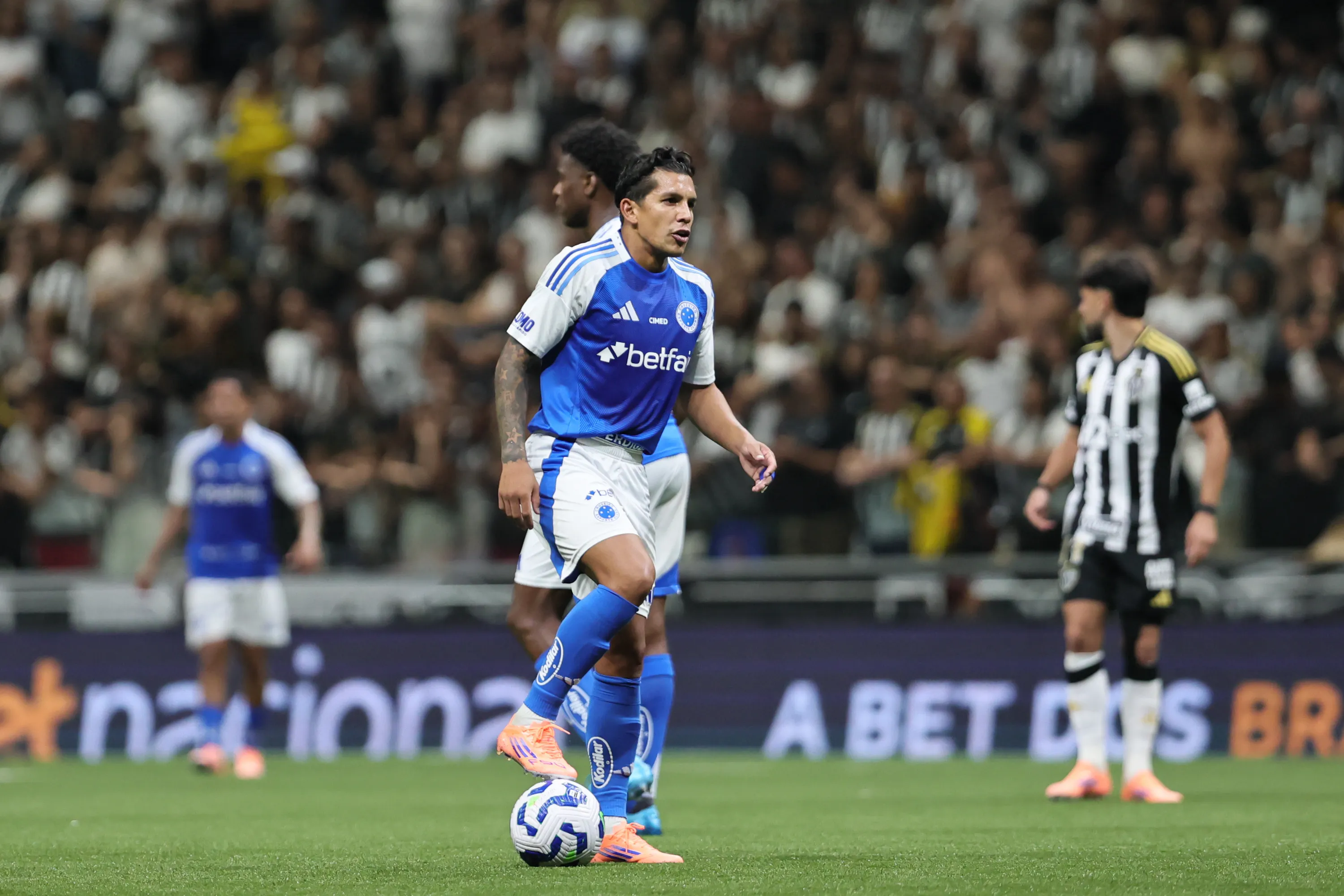 MG – BELO HORIZONTE – 15/10/2025 – BRASILEIRO A 2025, ATLETICO-MG X CRUZEIRO – Lucas Romero jogador do Cruzeiro durante partida contra o Atletico-MG no estadio Arena MRV pelo campeonato Brasileiro A 2025. Foto: Gilson Lobo/AGIF