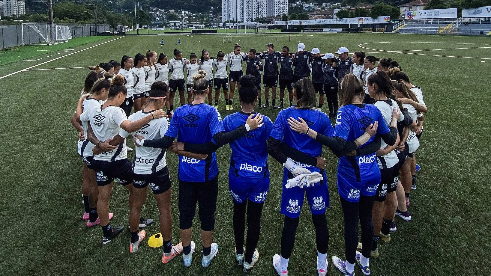 Elenco das Sereias da Vila em treino