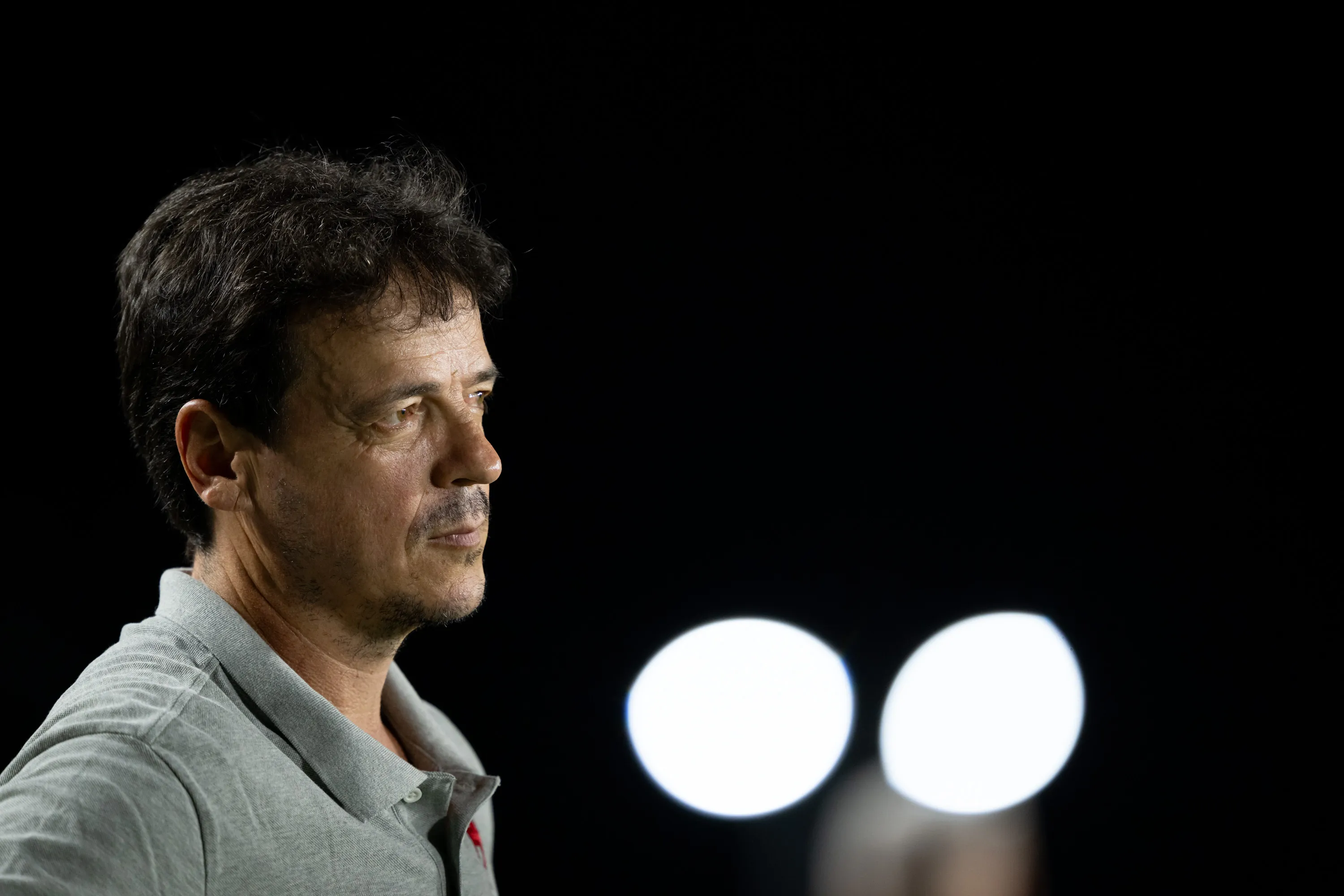 RJ – RIO DE JANEIRO – 14/02/2026 – CARIOCA 2026, VASCO X VOLTA REDONDA – Fernando Diniz tecnico do Vasco durante partida contra o Volta Redonda no estadio Sao Januario pelo campeonato Carioca 2026. Foto: Jorge Rodrigues/AGIF