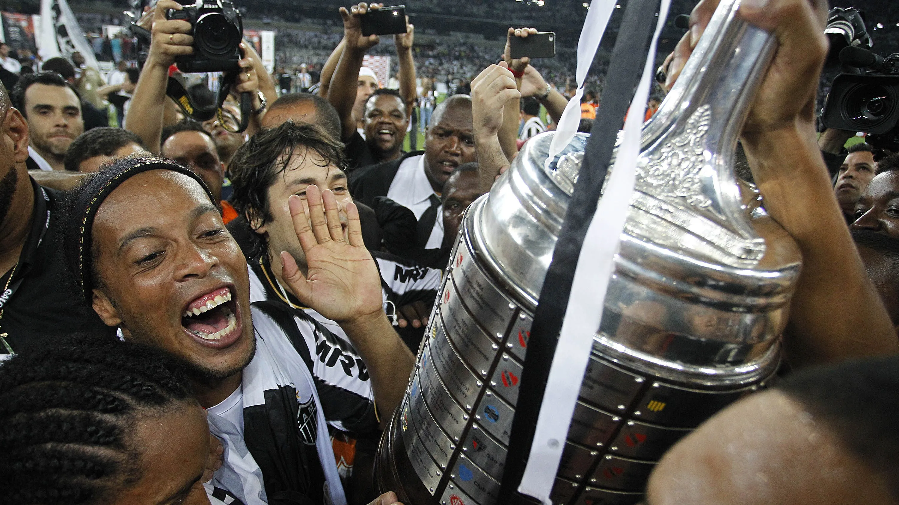 Ronaldinho com o troféu da Libertadores da América conquistado pelo Galo –  Foto: Wagner Meier/AGIF