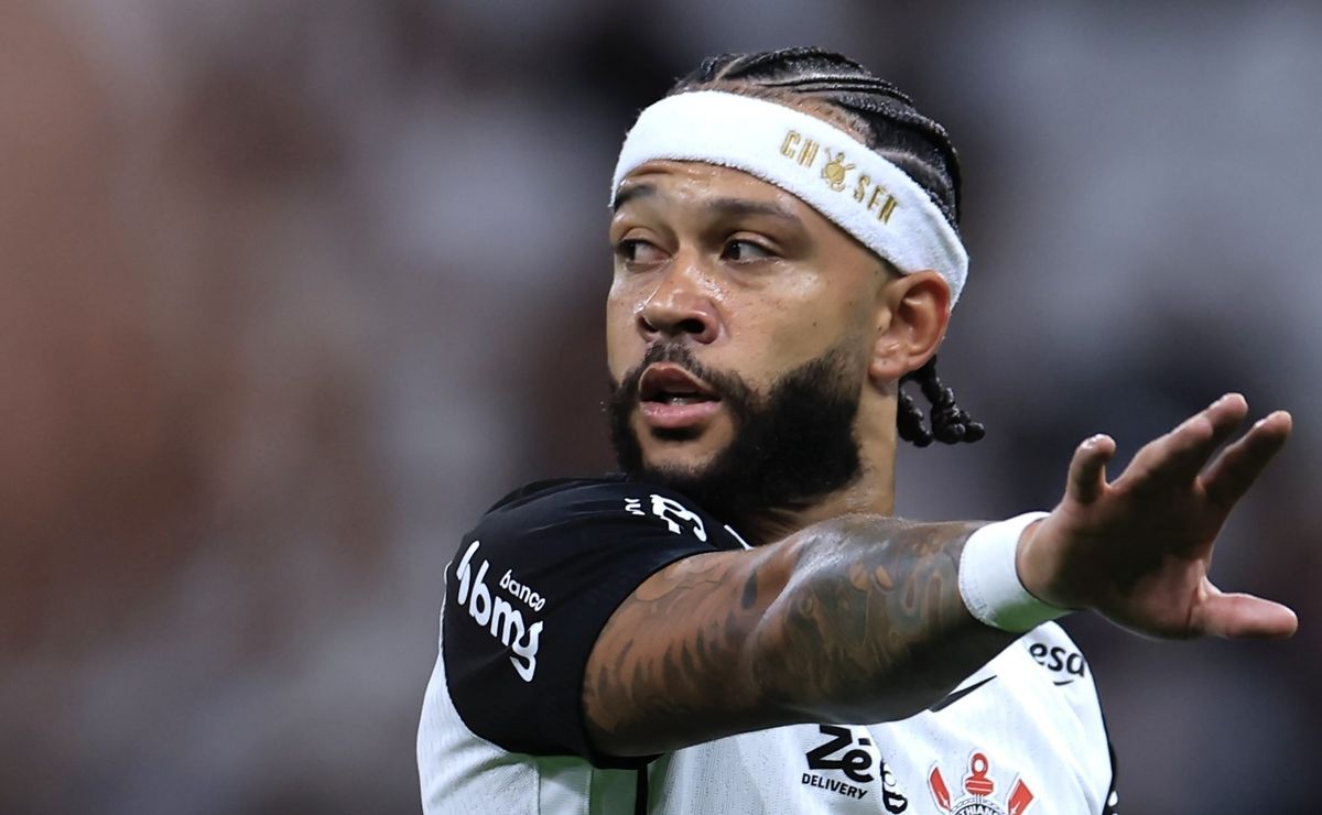 Memphis Depay culpa o Corinthians pela lesão e só volta a jogar se estiver 100% recuperado