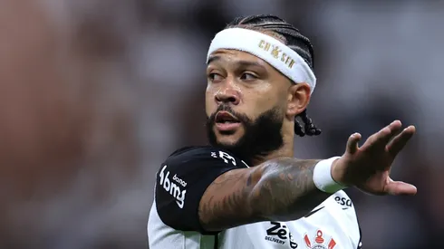 Depay em campo com a camisa corinthiana.