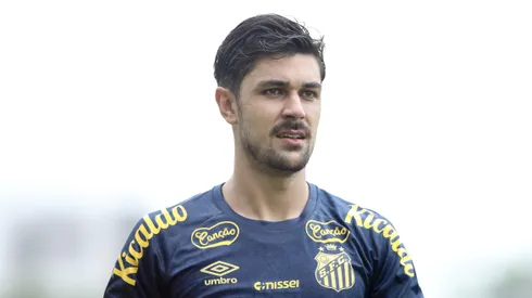 João Basso rescindiu há 3 semanas com o Santos.