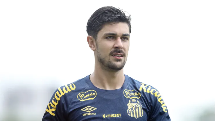 João Basso rescindiu há 3 semanas com o Santos.
