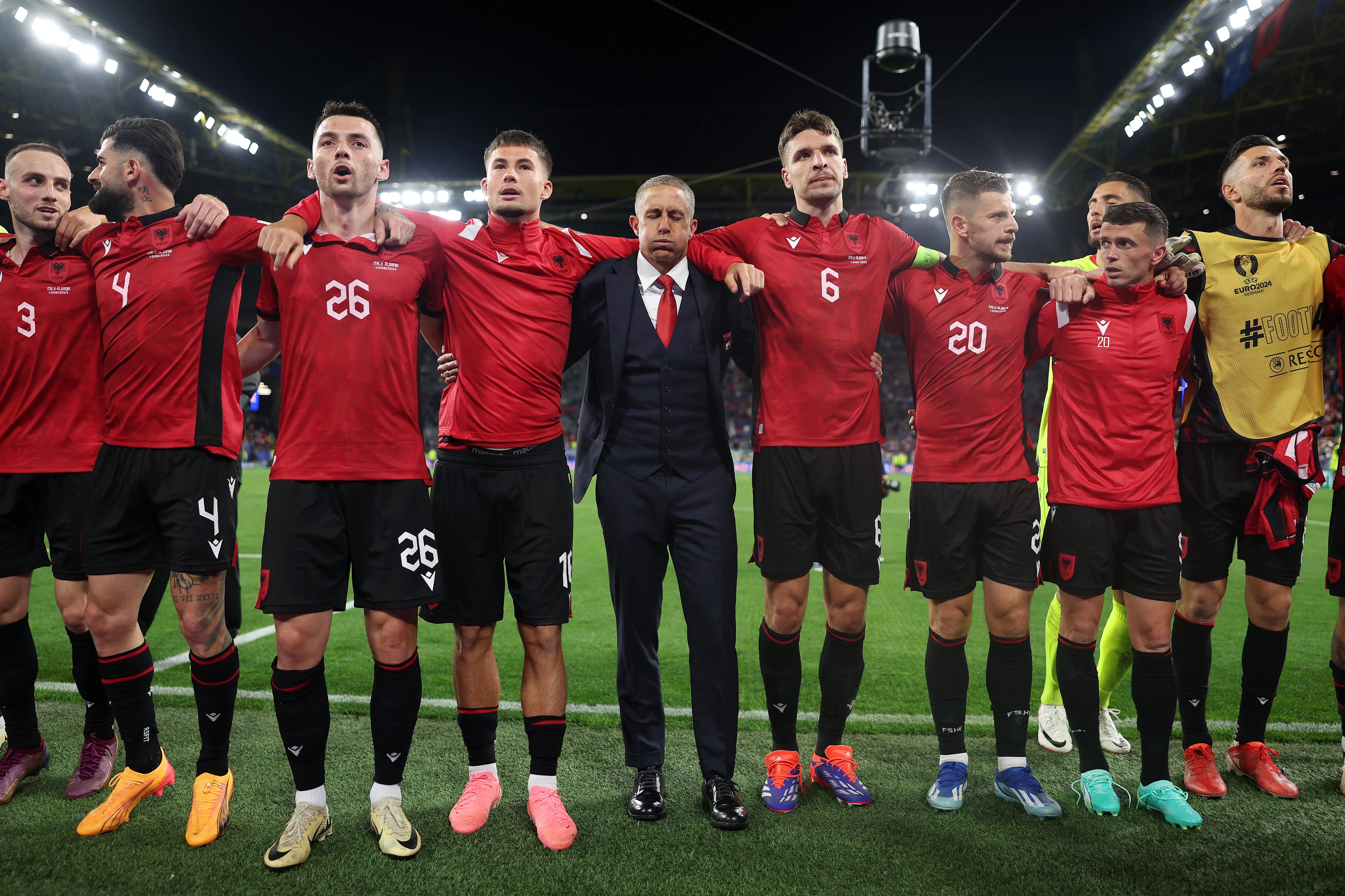 Sylvinho está à frente da seleção europeia desde 2023 e já conseguiu vaga histórica na Euro 2024 – Foto: Dean Mouhtaropoulos/Getty Images