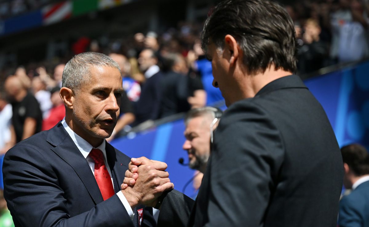 Com Ancelotti na Seleção, Sylvinho é última chance de técnico brasileiro nesta Copa do Mundo